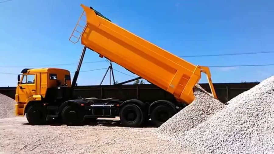 Самосвал со щебнем